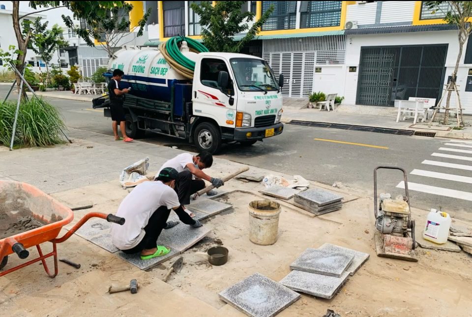 Hút hầm cầu định kỳ: Bảo vệ sức khỏe cho cả gia đình 1 Hut Ham Cau Minh Tam E1759301486102