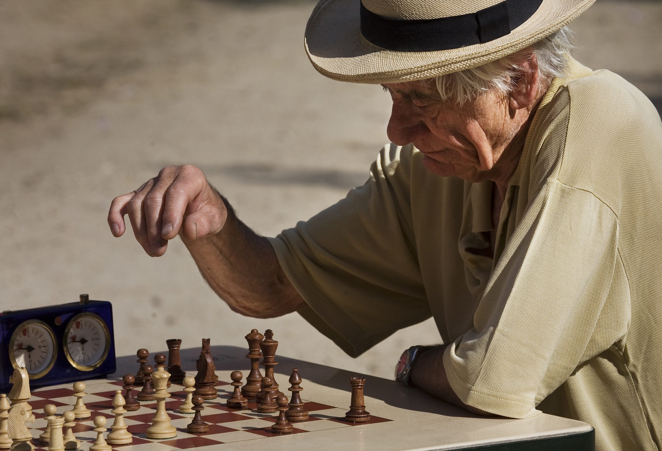 Các yếu tố chính của một trò chơi trong lý thuyết trò chơi 2 Perfect Information Vs Imperfect Information Game Theory Chess Vs Poker Scaled